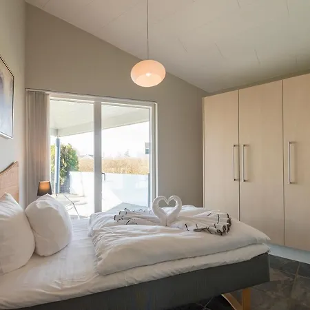 Luxury Near - Three-bedroom *